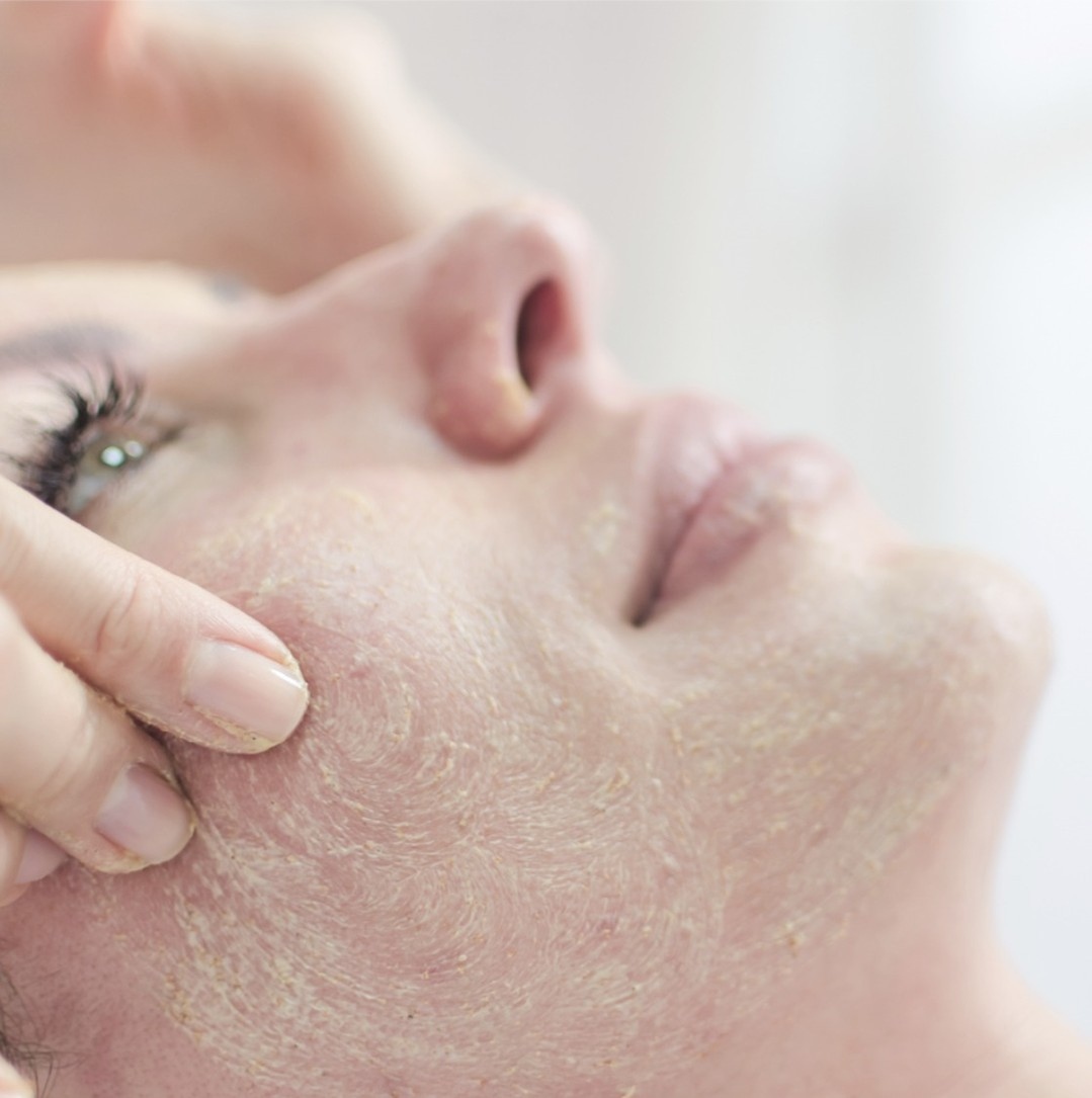 TheRavenSpa's tweet photo. It's a facial kind of Friday. 🙌

Revitalize, purify, and deeply nourish the skin. Link in bio to book a facial with us now! #RavenSpa https://t.co/wbRYEWnxMx