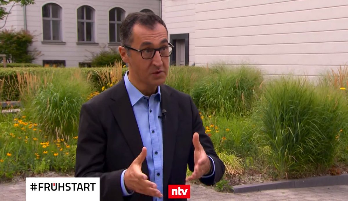 LauraBuschX's tweet image. „Wir müssen die Wälder dringend umbauen, damit sie klimaresilienter und damit weniger anfällig für #Waldbrände werden. 

Die Grundursache darf man aber nicht aus dem Blick verlieren: die Klimakrise – die ist menschengemacht.“

@cem_oezdemir in @ntvde-#Frühstart