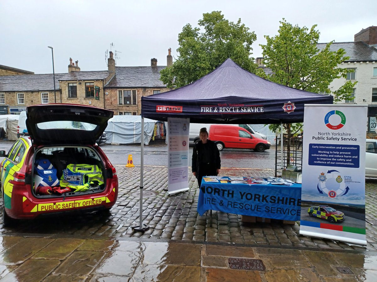 Despite the rain 🌧 I am on #Skipton High Street today raising awareness on how to stay safe on the roads around #NorthYorkshire 
Come along and say hello and have a chat! 
🚑🚒🚓🚲🚚🚜🏍🚙 
#RoadSafety

<a href="/NYP_Craven/">North Yorkshire Police - Craven</a> <a href="/SKI_NYFRS/">Skipton Fire Station</a> <a href="/NYFRS_Cra/">CSO Craven</a> <a href="/northyorkspfcc/">Office for Policing, Fire, Crime & Commissioning</a> #PublicSafetyOfficer