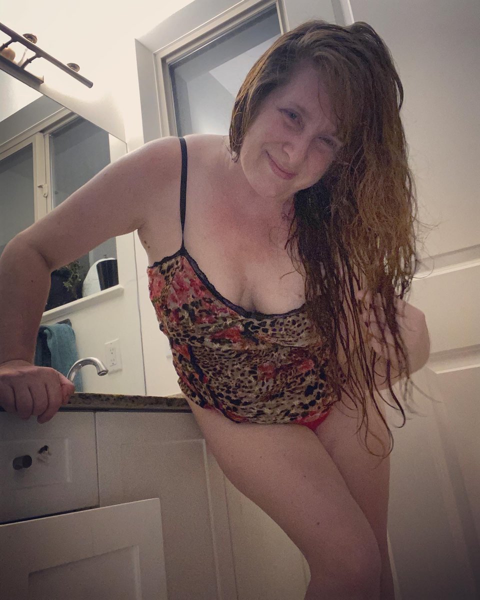 MissRedRules's tweet image. Who wants to tuck me in?😈 
Goodnight guys! Time to enjoy some ME time! 😻