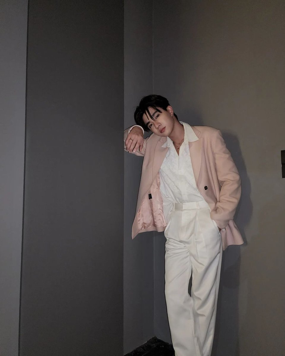 PEPRTH's tweet photo. If you think pastel outfit goes well only for the one who has tender appearance, you are definitely wrong. I pulled off the passions of white clothes set with pink outer, and chopped black hair, a perfect match to be called outfit of the day. https://t.co/8dohpzZLhQ