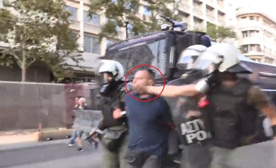 KostasVaxevanis's tweet photo. Όποιος χτυπάει κάποιον ανήμπορο που είναι δεμένος είναι βέβαιο πως είναι ένα θρασύδειλο τομάρι ικανό μόνο να χτυπάει ανυπεράσπιστους. Τη γυναίκα του, τα παιδιά του, τους γέρους. Και απόδειξη είναι ότι δεν έχει τα κάκαλα να βγει να μας δείξει τη φάτσα και πόσο μάγκας είναι https://t.co/10SQlCehAt