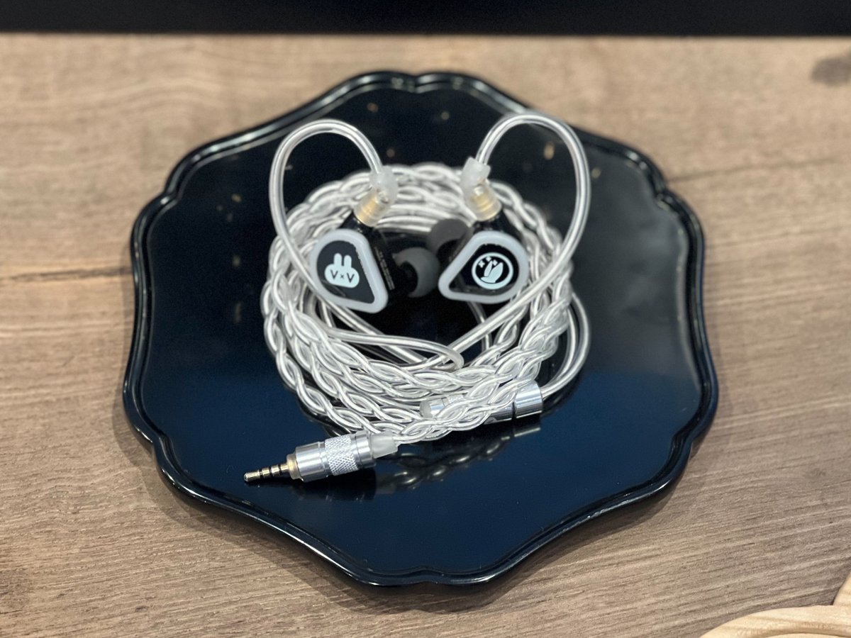 reb_audio's tweet photo. 本日も13時~20時で営業しております✨
7/28(木)より、#final_STORE でも #FiR_Audio カスタムモデルの受注を開始いたしました!
全部で6種類、それぞれのモデルの試聴機をご用意しておりますので、聴き比べていただくことも可能です😊
クマ🐻ときむ兄📸がお待ちしております! https://t.co/wHEPLnOyHR