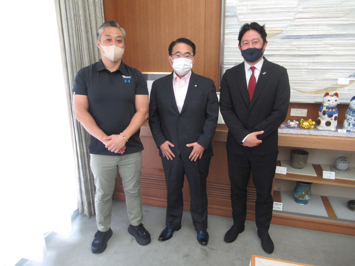 ohmura_hideaki's tweet photo. 午前9時半過ぎ、東京大学アメリカンフットボール部法人(一般社団法人東大ウォリアーズクラブ)の加藤智治代表理事、秦アンディ英之アドバイザーがおみえになりました。

私も東京大学アメフト部アドバイザーを仰せつかってます。今年の関東１部トップリーグでの活躍を期待しています。 https://t.co/sQPNBp31Iy