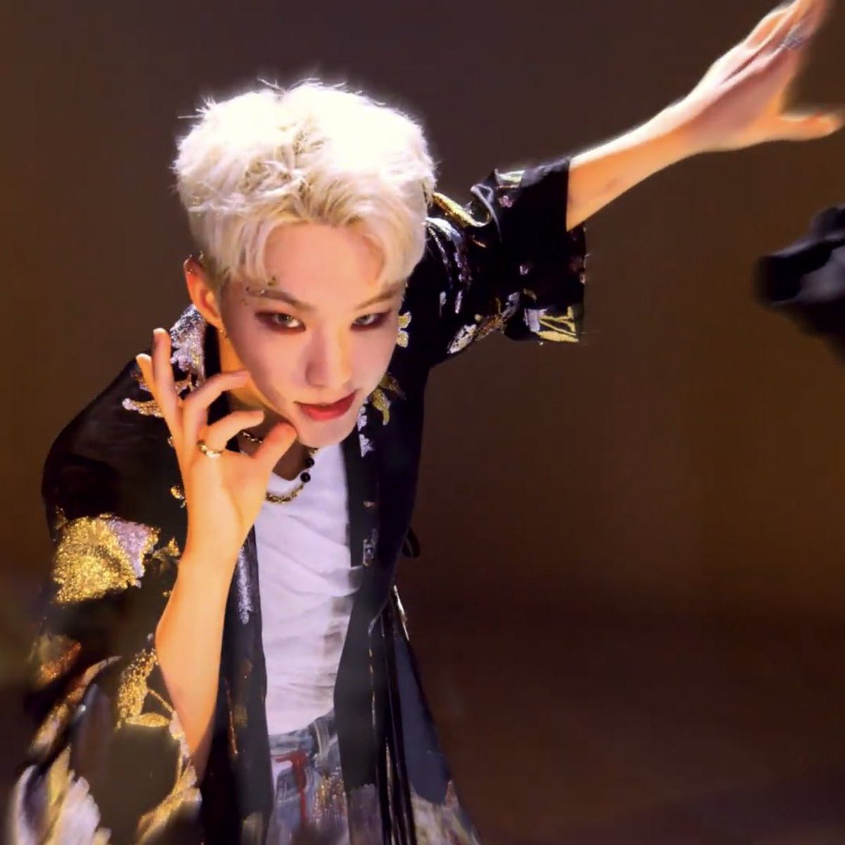 dodi2l8's tweet photo. 같은 사람 맞냐고요 https://t.co/o4srIV9KxD