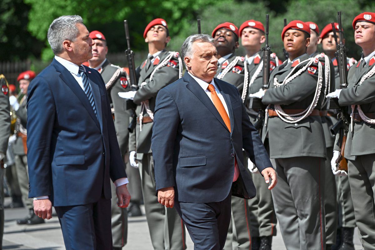 PeterPostmann's tweet image. Diskussion zur Rassenhygiene in Europa. Kurt Schuschnigg und Adolf Hitler führten 1938 auch so ein Gespräch.

#nehammer #orban #Faschismus