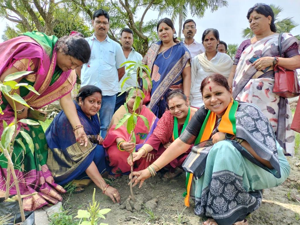 Rudhransh4india's tweet photo. #platation program -Bochcha Constituency_Narouly village BJP4Telanhana https://t.co/KBpkuE8OHC