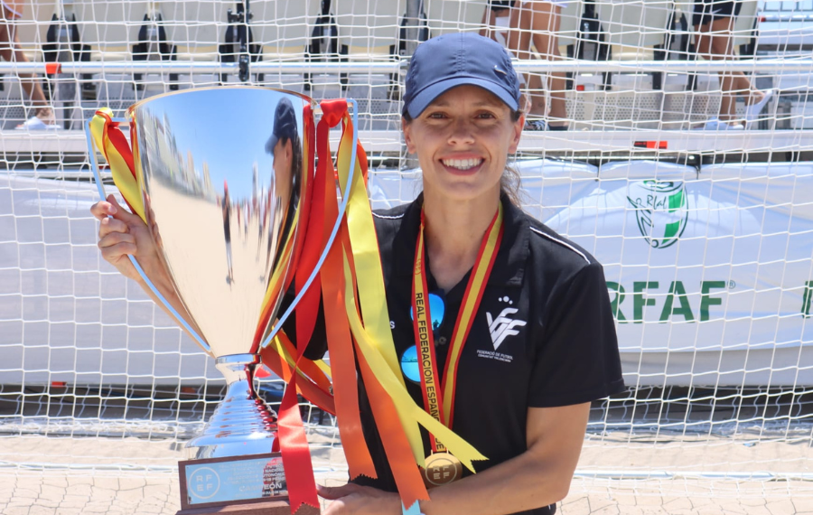 ⚽️⛱ Sonia Prim (<a href="/Sprim4/">Sonia Prim</a>), entrenadora de la Sub-19 Femenina de Fútbol Playa de la <a href="/FFCV_info/">FFCV</a> 

🗣«Es un sueño poder dirigir a una selección y más hacerlo con triunfo conquistando el campeonato de España»

📝👉 bit.ly/3OIbVyM

#EntrenadoraRFEF
#FútbolPlayaRFEF
#SomFutbol