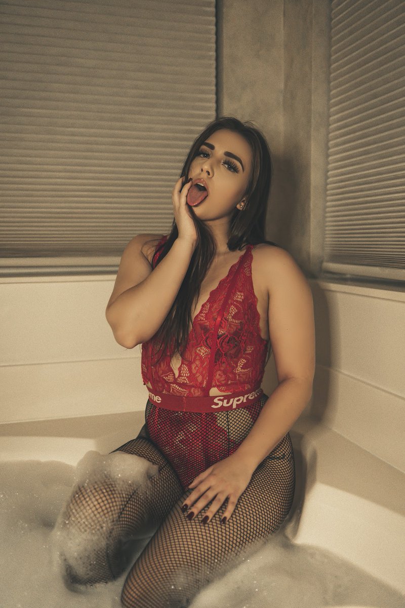 havefunwithvic's tweet photo. If I were you, I would adore me 😘 #onlyfansgirl #onlyfansbabe https://t.co/WktvVgmsfF