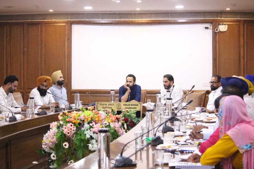 meet_hayer's tweet photo. ਮਾਨਯੋਗ ਮੁੱਖ ਮੰਤਰੀ ਭਗਵੰਤ ਮਾਨ ਦੇ ਨਿਰਦੇਸ਼ਾਂ ਉੱਤੇ ਖੇਡ ਵਿਭਾਗ ਵੱਲੋਂ ਸੂਬੇ ਵਿੱਚ ਖਿਡਾਰੀਆਂ ਦੇ ਹੁਨਰ ਦੀ ਸ਼ਨਾਖਤ, ਖੇਡਾਂ ਪੱਖੀ ਮਾਹੌਲ ਸਿਰਜਣ ਅਤੇ ਸਿਹਤ ਪ੍ਰਤੀ ਜਾਗਰੂਕਤਾ ਵਧਾਉਣ ਦੇ ਮੰਤਵ ਤਹਿਤ ਪੰਜਾਬ ਖੇਡ ਮੇਲਾ ਕਰਵਾਇਆ ਜਾ ਰਿਹਾ ਹੈ ।ਜਿਸ ਦੀਆਂ ਤਿਆਰੀਆਂ ਸਬੰਧੀ ਡਾਇਰੈਕਟਰ ਸਾਹਿਬ ਅਤੇ ਸਮੂਹ ਜ਼ਿਲਾ ਖੇਡ ਅਫਸਰਾਂ ਨਾਲ ਮੀਟਿੰਗ ਕੀਤੀ। https://t.co/RHvoMhilQF