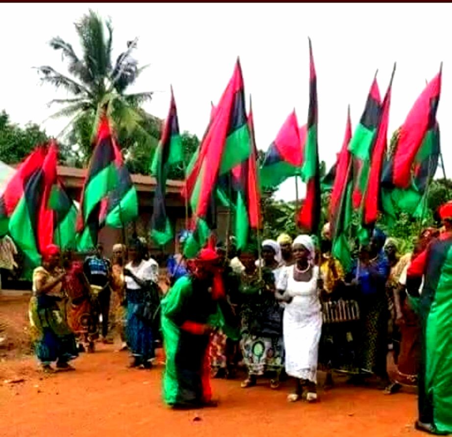 igbo_star's tweet photo. When we talk of disintegration so that the Indigenous people can achieve their full potential, many of our people panic. Some dont even want to hear about it. The only thing that comes to their mind is war. Are we not at war already? Is it because they have not killed you yet? https://t.co/HIl9Gqx1HL