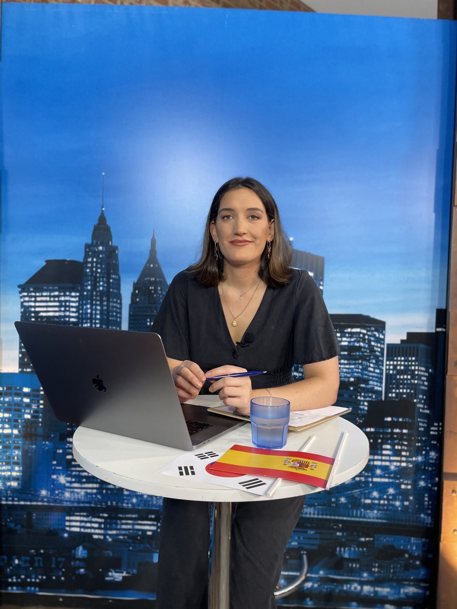 Déjate de Historias TV (@dejatetv) on Twitter photo DIRECTO | COREA PARA PRINCIPIANTES 🇰🇷
Con <a href="/TeresaNovillo/">Teresa Novillo Peláez</a> <a href="/coreaxradummies/">COREA para principiantes</a>
👉 Chung Man. Músico. Habla de su paso por el concurso musical "Euphoria" de TV3 y de sus planes a nivel profesional
📺 #TDT y ONLINE dejatedehistorias.es/emision-online DIRECTO | COREA PARA PRINCIPIANTES 🇰🇷
Con <a href="/TeresaNovillo/">Teresa Novillo Peláez</a> <a href="/coreaxradummies/">COREA para principiantes</a>
👉 Chung Man. Músico. Habla de su paso por el concurso musical "Euphoria" de TV3 y de sus planes a nivel profesional
📺 #TDT y ONLINE dejatedehistorias.es/emision-online