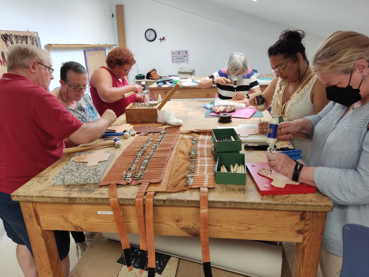 UPXixon's tweet photo. 🔝Alumnado del curso de verano: aprender a repujar y troquelar en cuero con la profesora Ana Heres. #comoprestalaup @Culturagijon #artesaniaencuero @UPXixon #repujado #troquelado https://t.co/g1ak971TNI