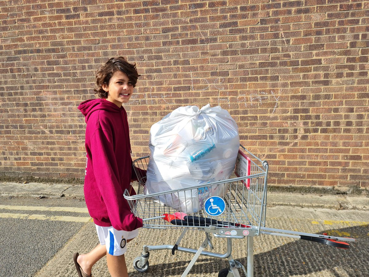 LKickers's tweet photo. Early morning picking - litter and #blackberries! Plus a 30-second challenge down can alley. Setting the bar high - 11 items is the number to beat! Any #LitterHeroes up for the challenge? #30SecondChallenge https://t.co/DxE5GdxARk