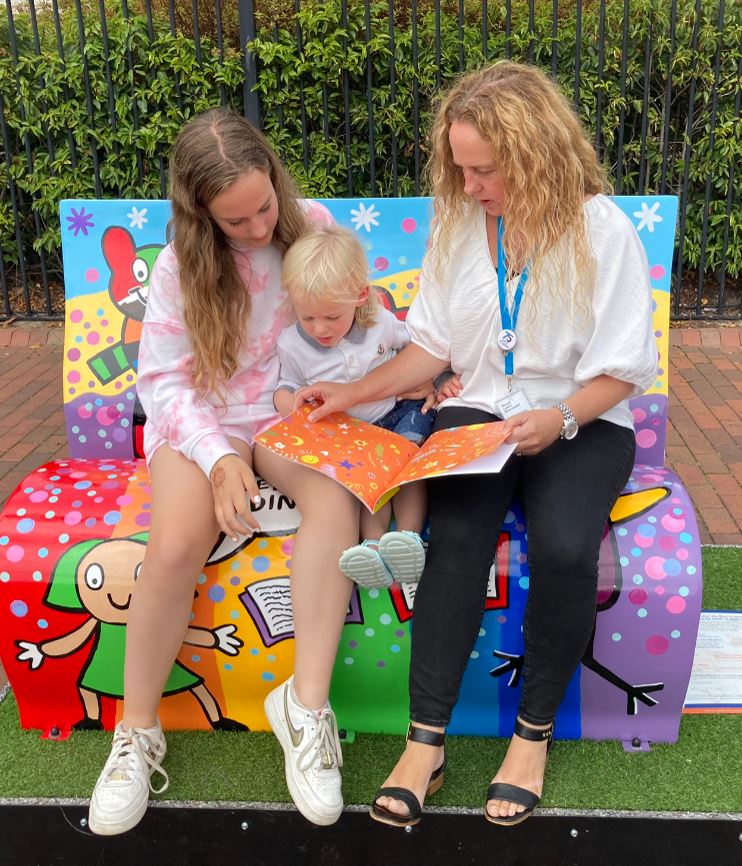 How amazing to see @emilycoxhead’s FIND YOUR HAPPY spreading happiness through readings on the #SalfordBookBenches 😃🌈 