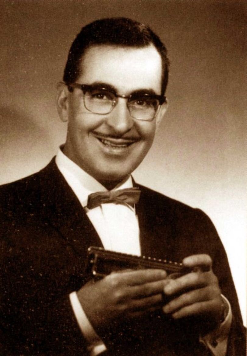 Bugünkü programımızda geçen ay kaybettiğimiz sevgili dostumuz Ahmet Faik Şener namıdiğer Balarısı Ahmet'i andık ve tüm programı ona ithaf ettik. 
Program bugün 16:00'da Vestel PSM radyo'da.
Dinlemek isteyenler için program linkini aşağıda  bulabilirsiniz.
karnaval.com/radyolar/veste…