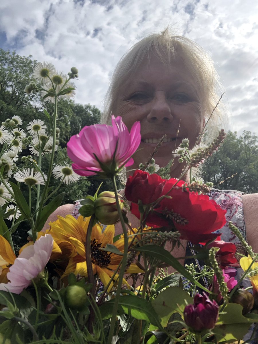 Na haar bezoek bij  Elliz in Company had ik een afspraak met haar, namens de fractie van 🌹PvdA 🌹 Samen koffiedrinken in de Torentuin.
Heeft u de nieuwe druivenstruiken al gezien die tegen de stadsmuur staan? Ga vooral even kijken. #torentuin #pvda #zaltbommel  #ellizincompany