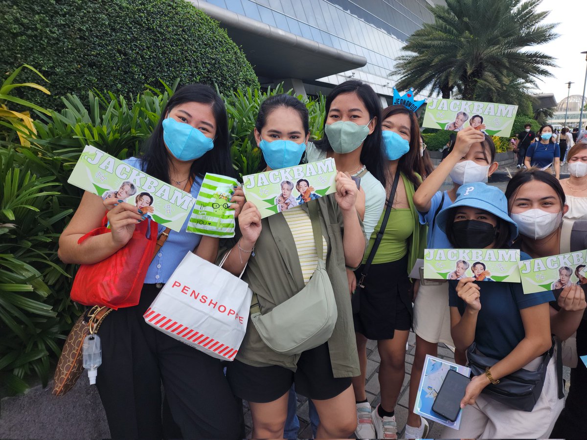 inquirersuper's tweet photo. We spotted some generous Ahgases and Teumes giving away freebies earlier.
#2022KpopMasterzInManila
#WelcomeToPH_Jackson
#TreasureinManila
#BamBaminManila
#2022KpopMasterzInManila
#트레저 https://t.co/EK1TNtxCGo