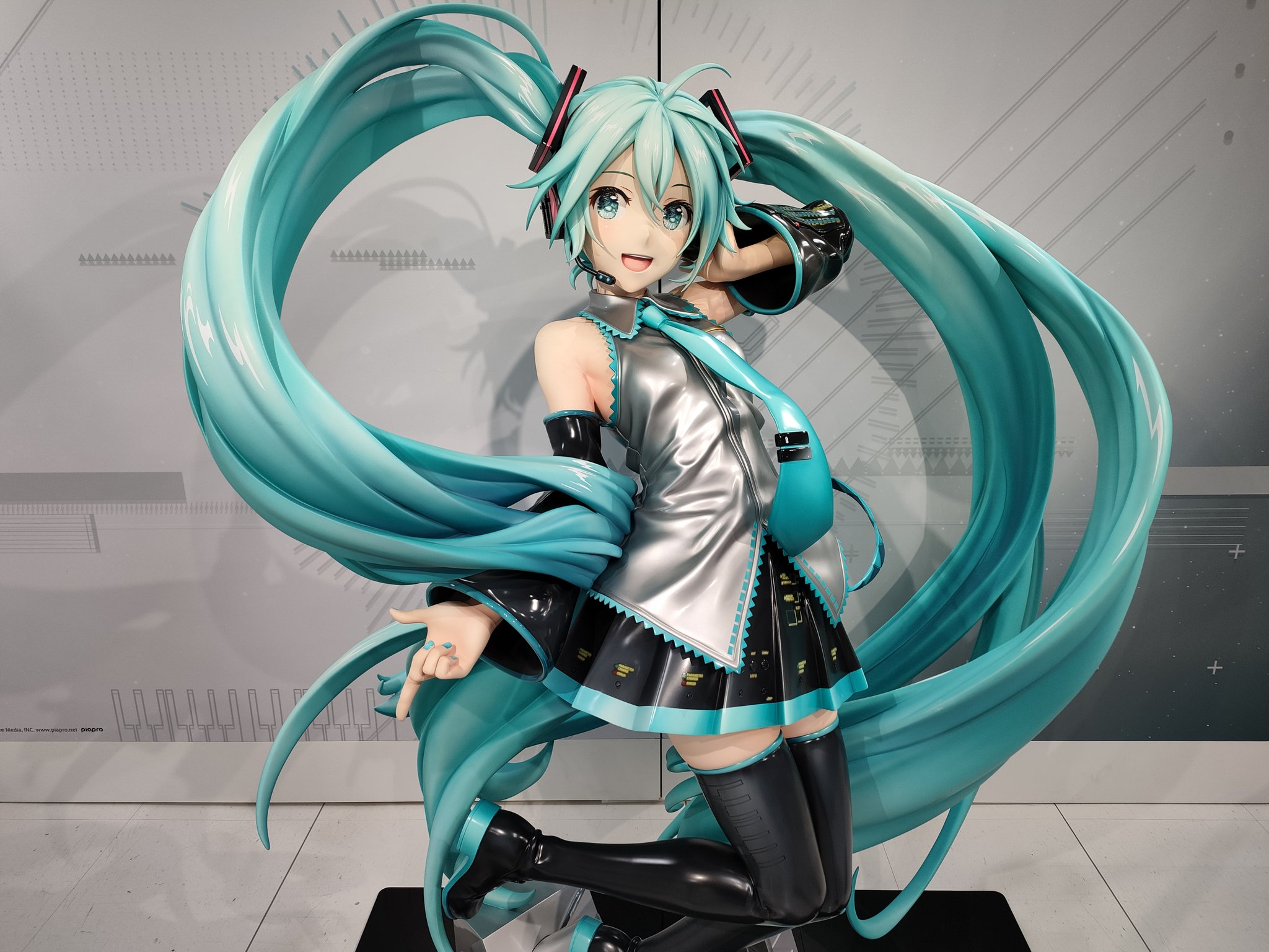 初音ミク 等身大フィギュア】COLORS! on Twitter: 