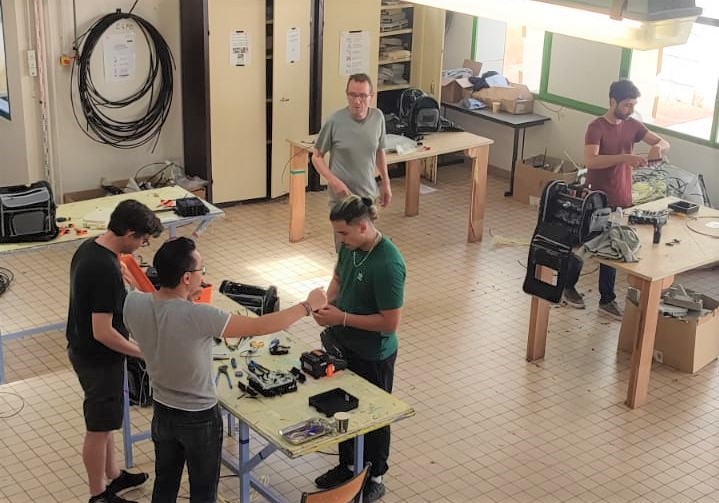 PlombiersDuNum's tweet photo. Depuis son lancement en 2018, l'école de #Bordeaux , portée par l'#AFEPT et @AAuteuil_SO a formé plus de 200 jeunes au déploiement de la fibre !🎯
Merci à nos partenaires qui facilitent l'#insertion professionnelle des jeunes @poleemploi_NA @TelencoGroup @InfraNum @Sogetrel_Off https://t.co/zET0KDi10l