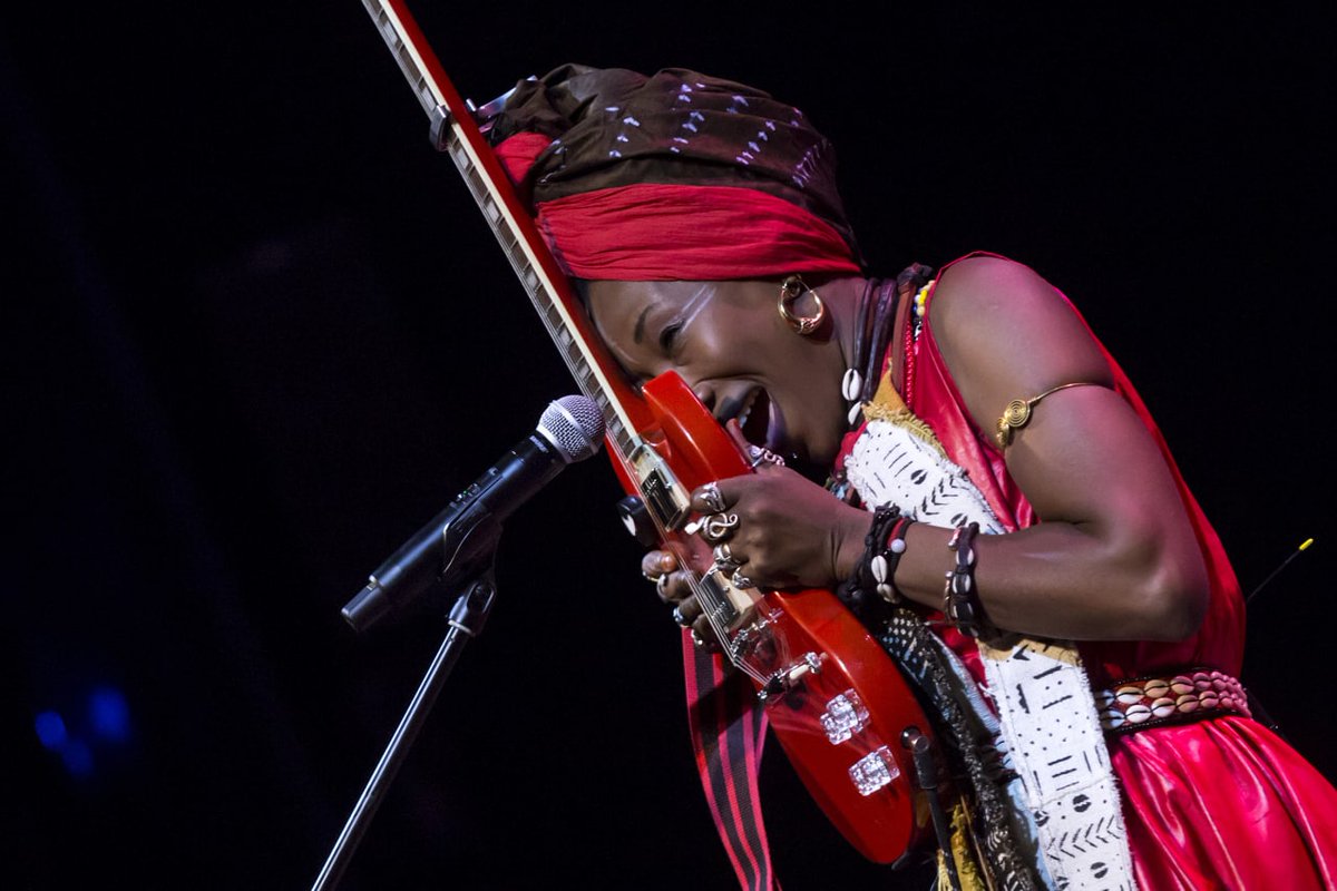 ruthdefrutos's tweet photo. 💧🌱🔥🍃Los cuatro elementos afrofuturistas de #FatoumataDiawara en @lapoderiofem
✍ @ruthdefrutos
📷 @danielperezfoto
https://t.co/qfXxJwuGxW
#PeriodismoFeminista
#DeLaPoderioMeFio cc @TeatroCervantes https://t.co/QKjfSIfX56