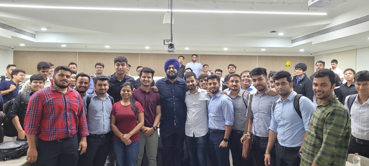 spjimrfmb's tweet photo. Students of FMB 31 had a powerful session on Wednesday with our alum from FMB 16- Simarpreet Singh of HARTEK GROUP. Speaking on the importance of focus, purpose and positivity - he kept the audience glued to their seats for the entire session.
@simarpreeths
#iamspjimr #iamfmb https://t.co/HgcCYHSUXP