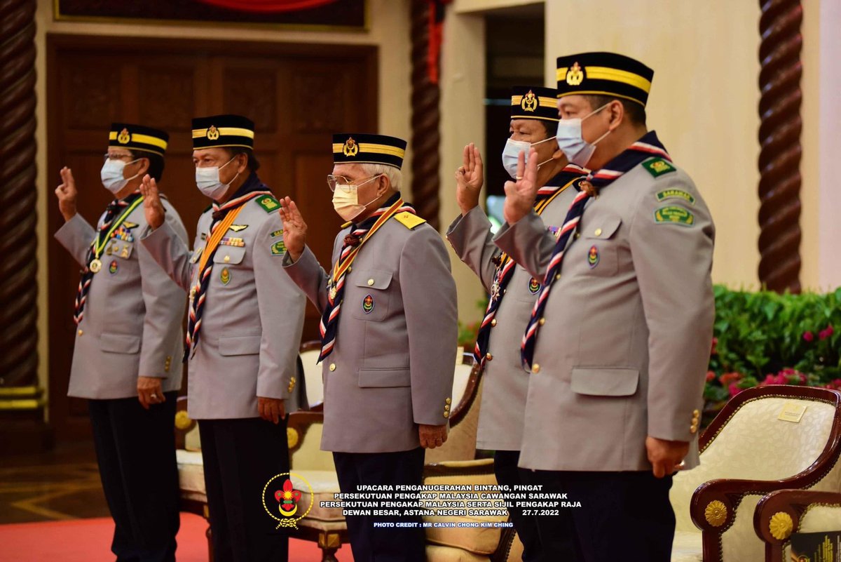 SarawakIni's tweet photo. Malaysian democracy in a nutshell pencapaian lain, menerajui janji pengakap di hadapan gabenor sarawak dan pesuruhjaya negeri &amp; negara

#Malaysia #Sarawak #achievement #scout https://t.co/JwO8Zia4EN