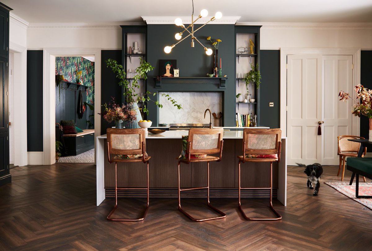 A dreamy space and an even dreamier collaboration <a href="/MagnetUK/">Magnet Kitchens</a>... 

Magnet’s Concept Design Lead, Jen Nash, chose our Smoked Gold switches &amp; sockets and Trikonasana pendant to feature in their beautiful new Ludlow Arboretum kitchen. 

Find out more: bit.ly/3cRCnbV