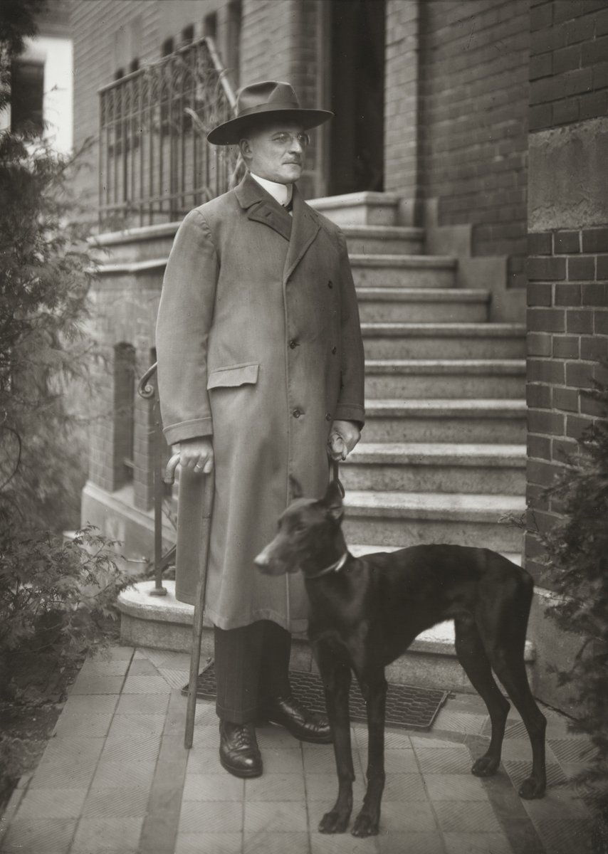 August Sander A arte do retrato fotográfico tem um capítulo especial com a obra do alemão August Sander, homenageado com uma grande retrospectiva de sua obra que sofreu censura e perseguição do nazi-fascismo. Semióticas – Retratos de August Sander semioticas1.blogspot.com/2022/07/retrat…