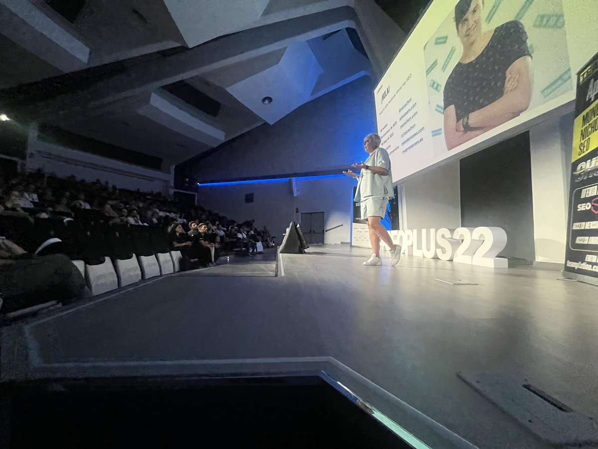 ¡Momentazo de mi <a href="/mjcachon/">MJ Cachón</a>! Eres una grande ferreiriña te comes el escenario 💙🙌🏻 #seoplus2022 <a href="/Seoplustv/">Seoplus</a>