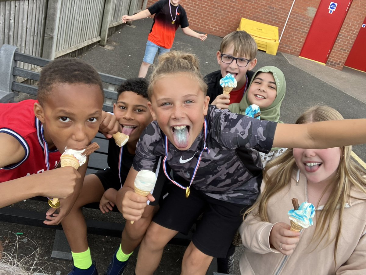 acroydon tweet media