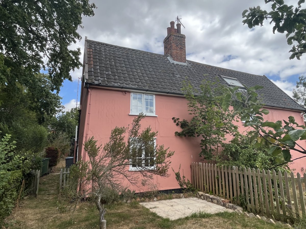 GobbittKirby's tweet image. * NEW TO THE MARKET *  TO LET
MARLESFORD  Very pretty 1 bedroom semi-detached rural cottage!
onthemarket.com/details/8313736
G&amp;amp;K Estates 01394 380330
#countrycottage #cottagetorent #longtermlet #newhome