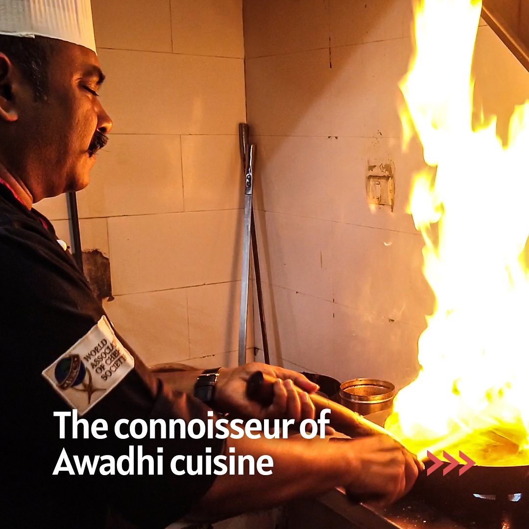 Lifeinabowl's tweet image. In the heart of Kolkata, we found a gem unlike any other: Chef Sarafat Ali, a renowned expert in Awadhi-style cuisine. He is, at present, the Head chef at Aminia, a legendary Awadhi cuisine restaurant that opened its doors in 1920. 

#lifeinabowl #chefstories #Thread