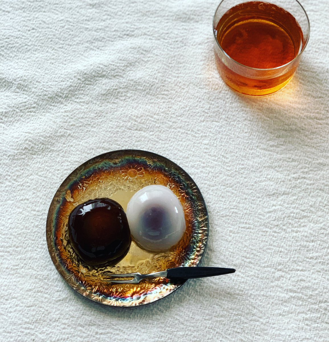 yasuko_2010's tweet photo. 今日のおやつ。
夏に嬉しいいただき物の水まんじゅう。
烏龍茶とプーアル茶のブレンドと。
黒糖味には手亡豆の漉し餡。
最高♪
#teabreak #puerh #oolong #wagashi #mizumanju #bracken #muscovado #beanpaste #summerdessert https://t.co/Q1assQLb13