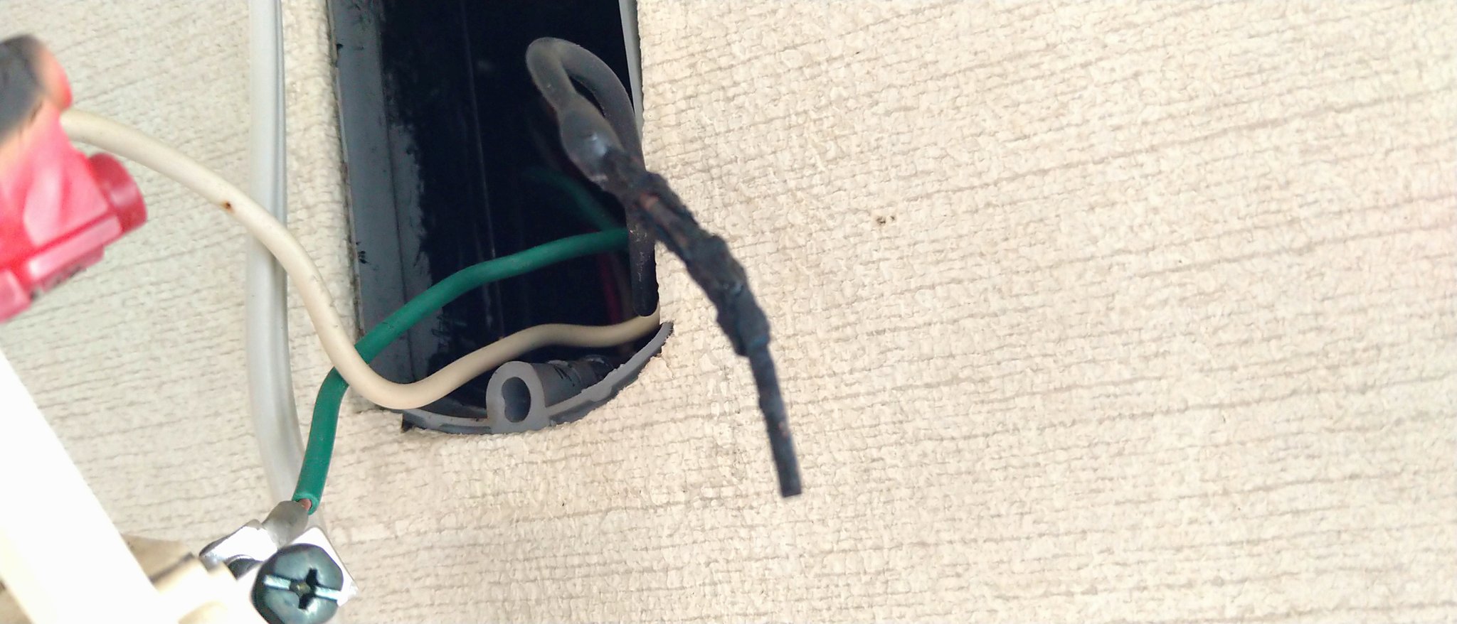 キタハタ電器 エアコンが止まる コンセントが熱いとのご相談で伺いましたらかなり危険な状態 暑い日が続きエアコンもフル稼働だと思います 時々コンセント周りも注意して見てみて下さい コンセントほんのり暖かくなる場合はありますが 抜き差ししにくい