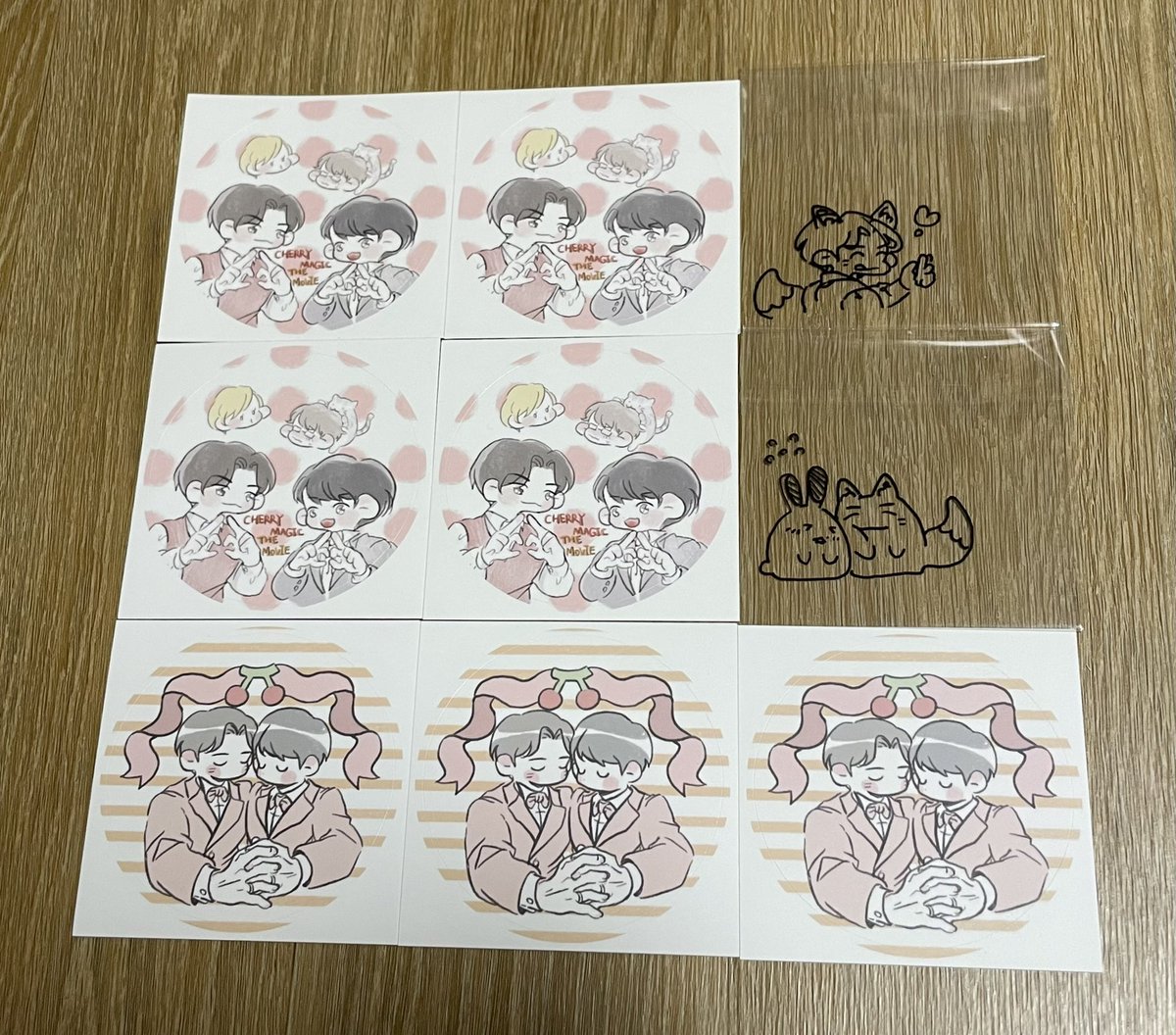 78. 묭님 체리마호 스티커 나눔💌
묭님의 귀여운 스티커 나눔이 왔어요😚 생각보다 커서 당황했는데 귀요미들을 크게 볼 수 있어서 오히려 좋아요😉❤️ 뒷면에 그림은 진짜 심쿵했잖아요💘 넘나 귀엽구 최고🤭❣️ 안지워지게 조심해야만!!!🙏🏻 새로운 스티커까지 나눔해주시고 정말 넘 감사합니당🙇🏻‍♀️❤️‍🔥❤️‍🔥