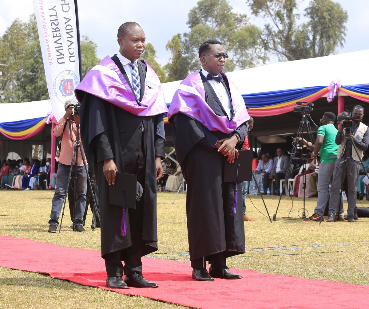 Kyagulanyi_S's tweet photo. Master of Laws (LLM) 
...ofcourse there is still room at the top, so we continue to strive 👆

The Grace still follows me!

#EkisaEkinondoola https://t.co/eJG3ByBlub