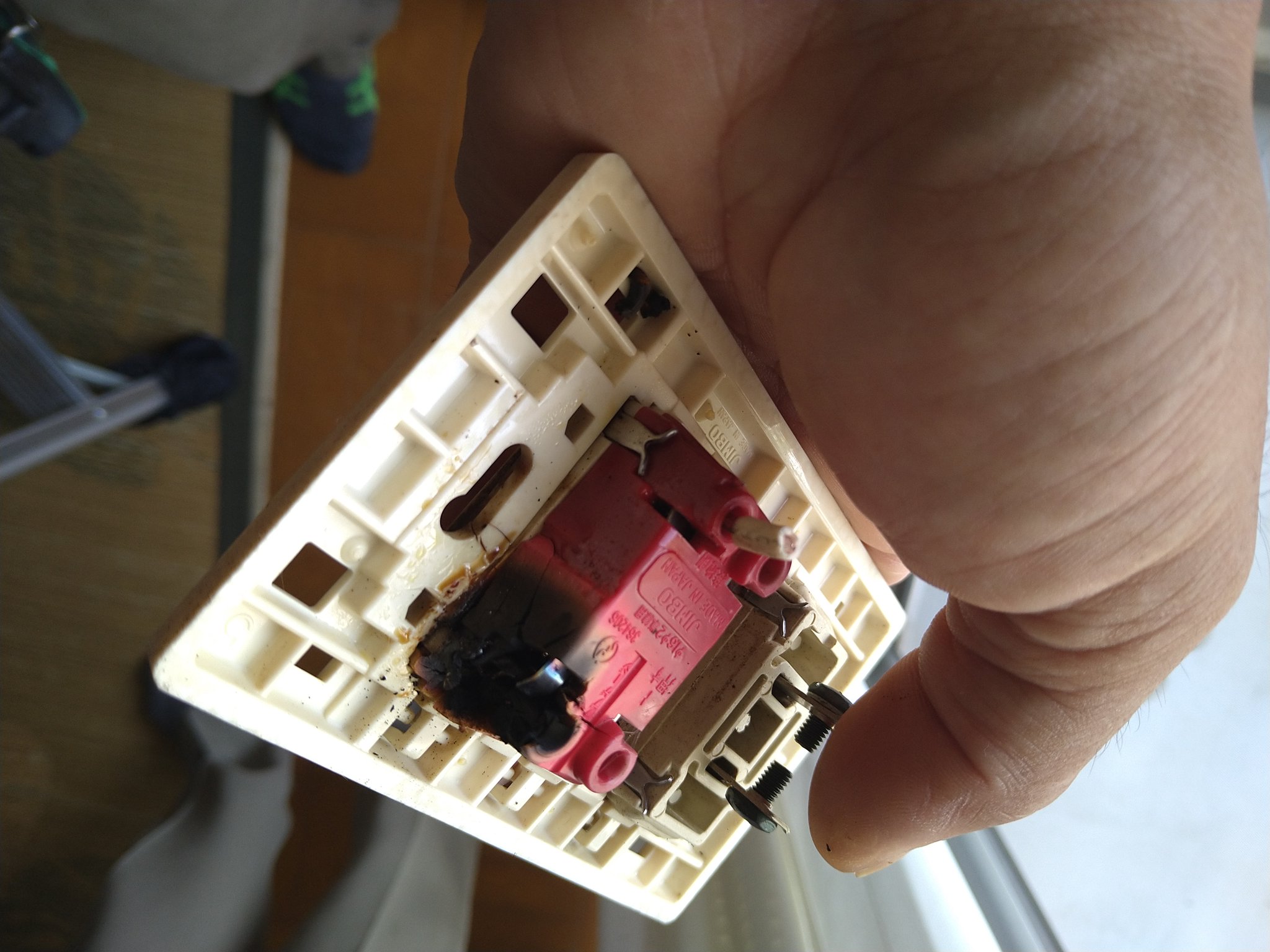 キタハタ電器 エアコンが止まる コンセントが熱いとのご相談で伺いましたらかなり危険な状態 暑い日が続きエアコンもフル稼働だと思います 時々コンセント周りも注意して見てみて下さい コンセントほんのり暖かくなる場合はありますが 抜き差ししにくい