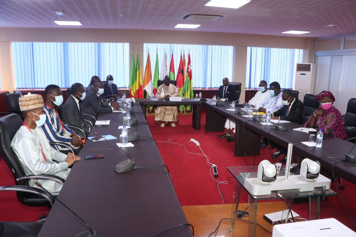 UEMOA_Officiel's tweet photo. Le Président de la Commission de l’#UEMOA #AbdoulayeDIOP a signé ce 29 juillet 2022, un mémorandum d’entente avec #AntoineNGOM, le Président Regroupement des Organisations des Professionnels des TIC des pays membres de l'UEMOA, destiné au développement de l’économie numérique. https://t.co/neDFNfqil6