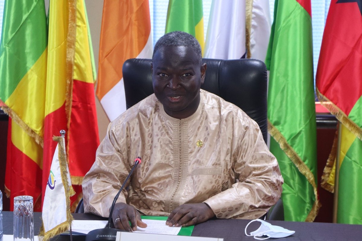 UEMOA_Officiel's tweet photo. Le Président de la Commission de l’#UEMOA #AbdoulayeDIOP a signé ce 29 juillet 2022, un mémorandum d’entente avec #AntoineNGOM, le Président Regroupement des Organisations des Professionnels des TIC des pays membres de l'UEMOA, destiné au développement de l’économie numérique. https://t.co/neDFNfqil6