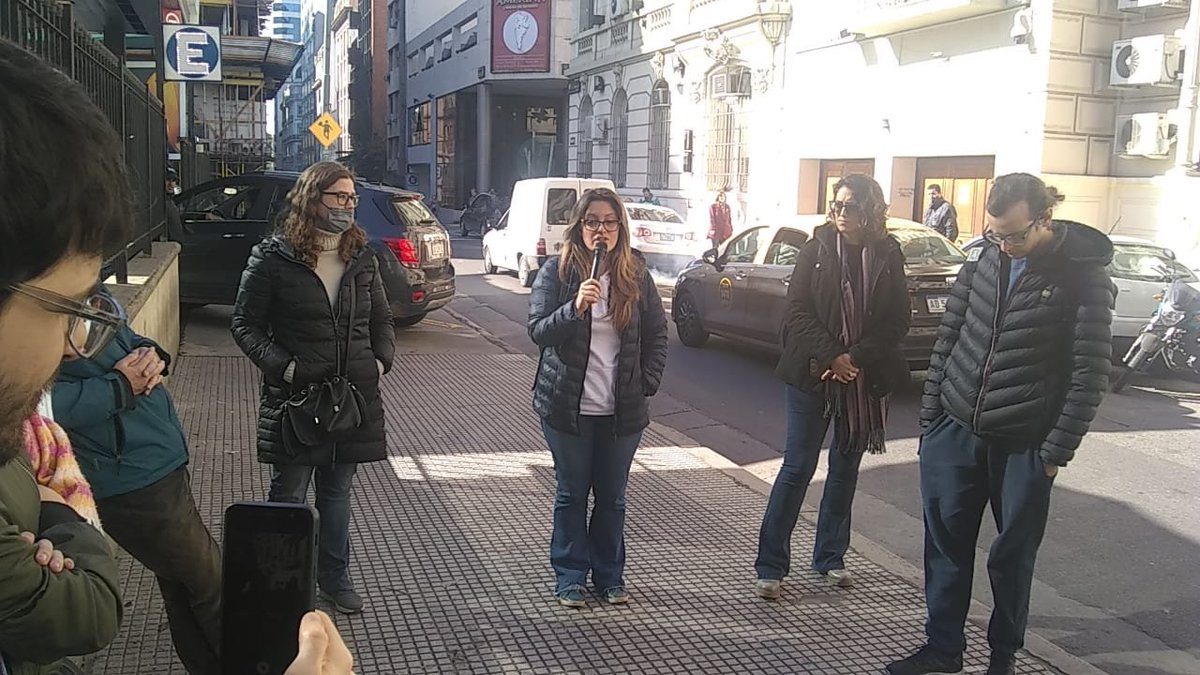 Hoy lxs <a href="/BecariesUBA/">Becarixs de la UBA</a> movilizamos al rectorado por el pedido de prorroga de 12 meses para nuestras becas. Todas nuestras investigaciones se vieron afectadas por la pandemia y las medidas sanitarias dispuestas, primordialmente aquellas que finalizan durante el año en curso.