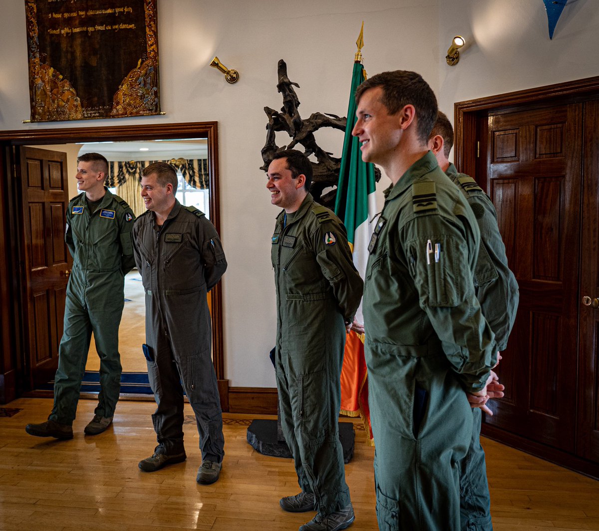 IrishAirCorps's tweet photo. A nice end to the week for newly promoted Captains Dungan, Firman, Keena, Jevens and Bray who received their new rank markings from @GOCAirCorps.

Congratulations Gents 👏🏻🥂 https://t.co/25sg2EMbAg