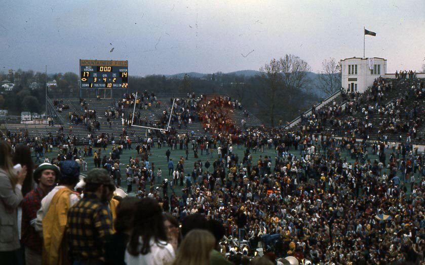 WVStatsGuy's tweet photo. 11.8.1975

Led by eventual Heisman winner Tony Dorsett, Pitt came to Morgantown in Bobby Bowden's final season at WVU. One of the most memorable games at Old Mountaineer Field ended off the foot of walk-on Bill McKenzie, 17-14.

5 weeks until the Backyard Brawl
#FailToPittFriday https://t.co/4ztPcVOvej