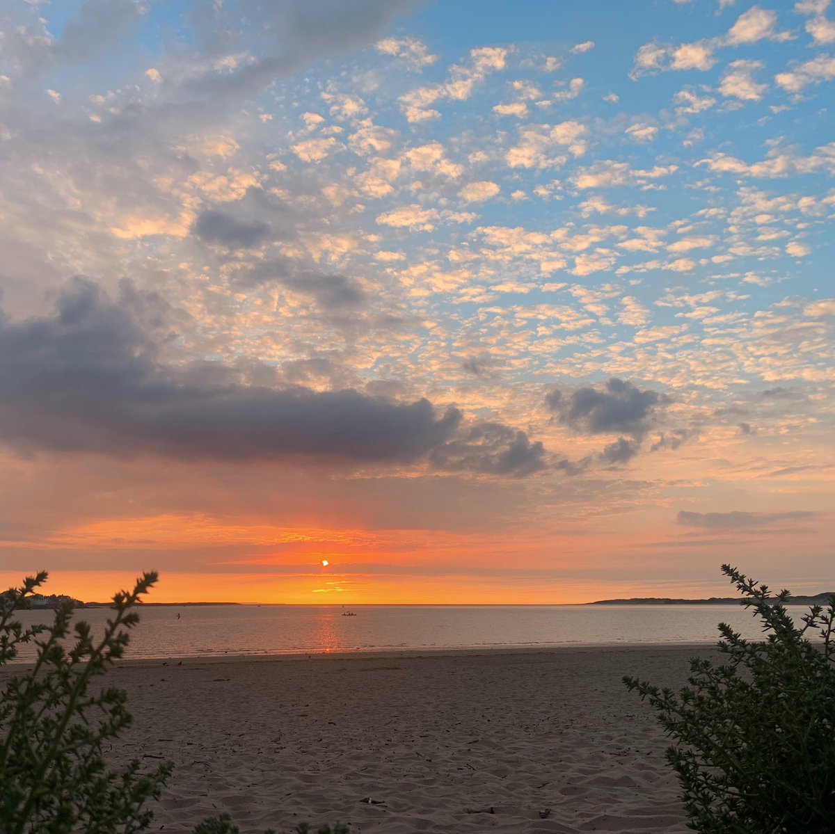 Another beautiful sunset over Instow beach last night. 🌅 

#instow #instowbeach #sunset #sunsetphotography #beach #beachview #beachvibes #coastalview #coastallife #sunsetlovers #northdevoncoast #north_devon @youngspubs