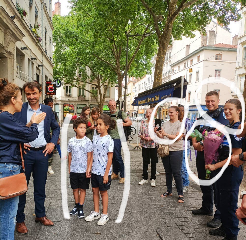 monopolyon7's tweet image. C’est toi, @JMenestrel qui a fait la compo de la photo ? C’est pas un peu trop, les enfants posés là, l’habitante heureuse, les policiers heureux, le bouquet de fleurs ? #outaspace #guillotiere #lyon #comEELV #wonderfullife #zonedenondroit