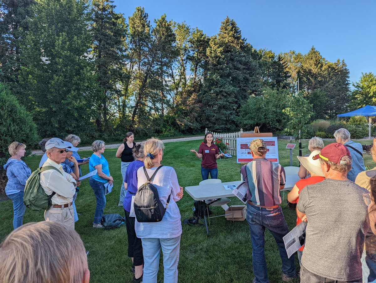 Huge crowd at <a href="/WCROCMorris/">UMN WCROC</a> Hort Night yesterday. Great keynote on #climatechange by Mark Seeley. Here <a href="/nataliehoidal/">Natalie Hoidal</a> shares ways to keep our soil healthy &amp; hands out cover crop seeds.