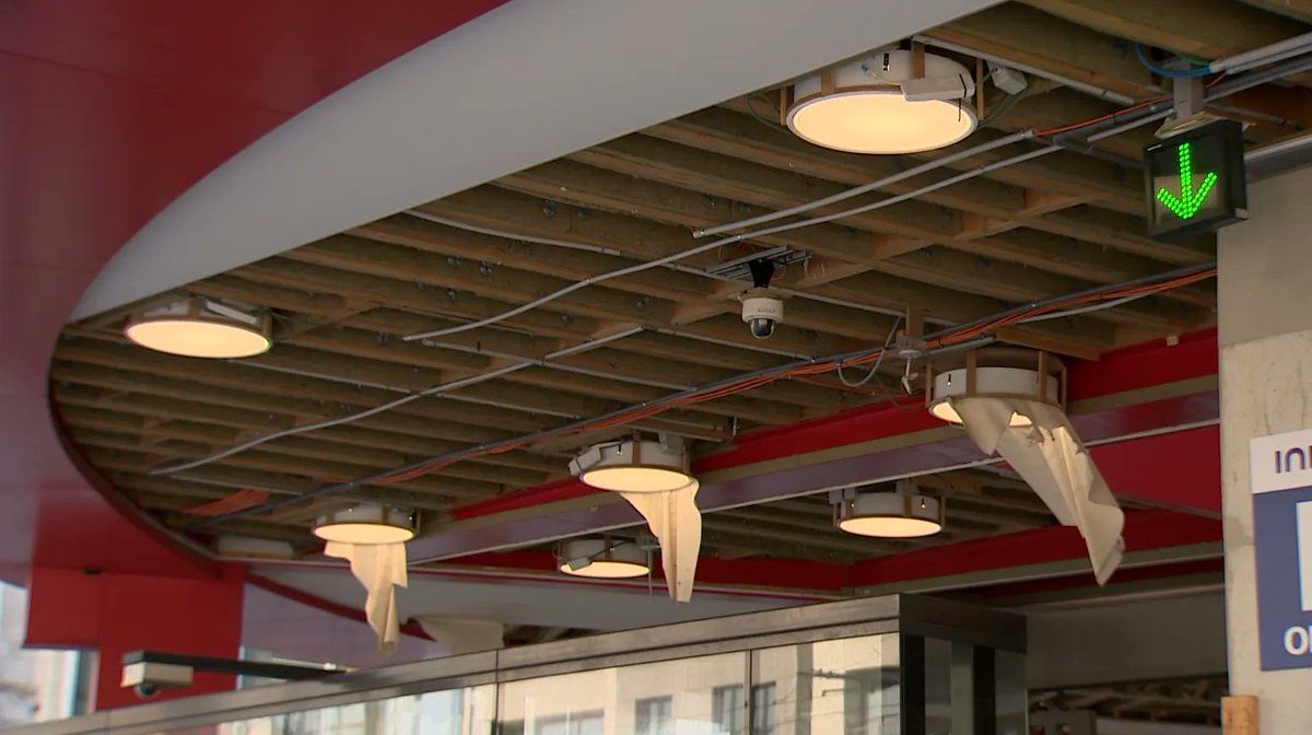 Premetrostation Opera wacht al maanden op herstelling. "Dit is een schande en bovendien onveilig." buff.ly/3zkoNp8 #atvnieuws