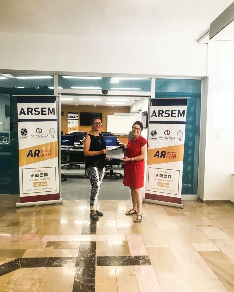 arsemakademi's tweet photo. Işık K. Yurdakul ve Elvan Günel hocalarımız tarafından verilen, Kuramdan Uygulamaya Nitel Veri Analizi eğitimimiz tamamlanmış, katılımcılarımız sertifikalarını almıştır.
#arsem #arsemakademi #anadoluüniversitesi #bistlab #anadoluüniversitesiibf #kuramdanuygulamayanitelverianalizi https://t.co/5JbahboOoL
