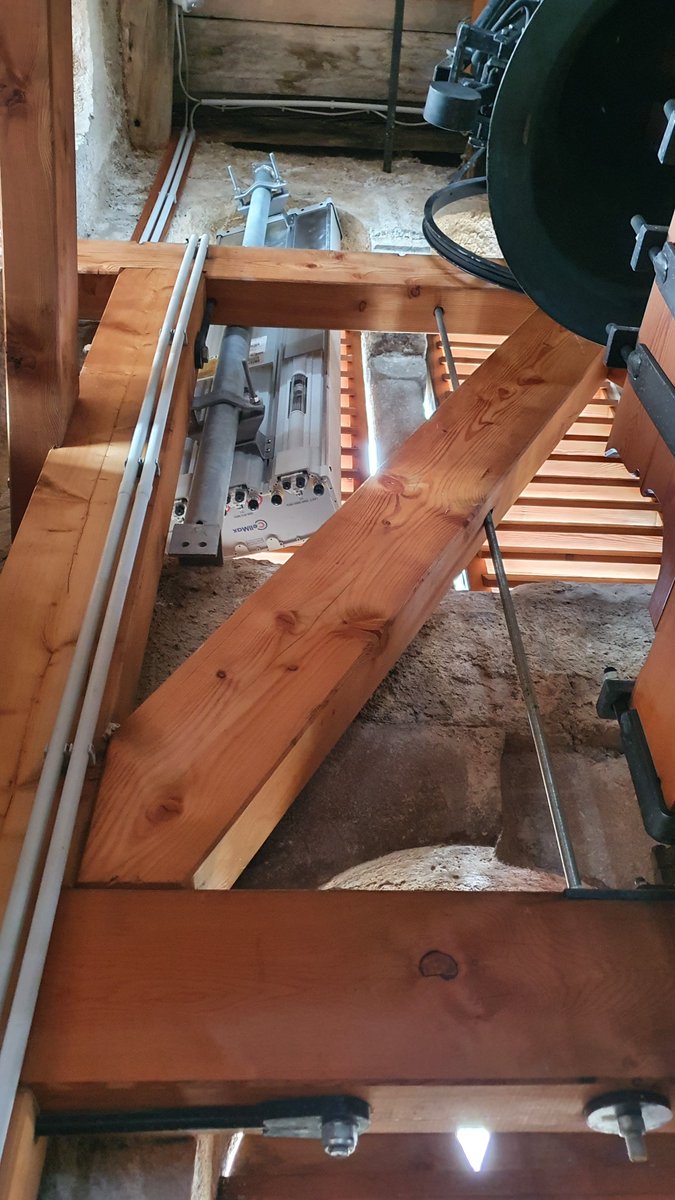 Die RAS hat in Kurtatsch den neuen Senderstandort fertig gestellt. Erstmals wurde zur Versorgung des Weilers Graun eine mit Glasfaser eingespeiste Antenne im Inneren des Kirchturms von Graun untergebracht...
bit.ly/3PMfuFv #senderstandort #mobilfunk #kirchturm #glasfaser