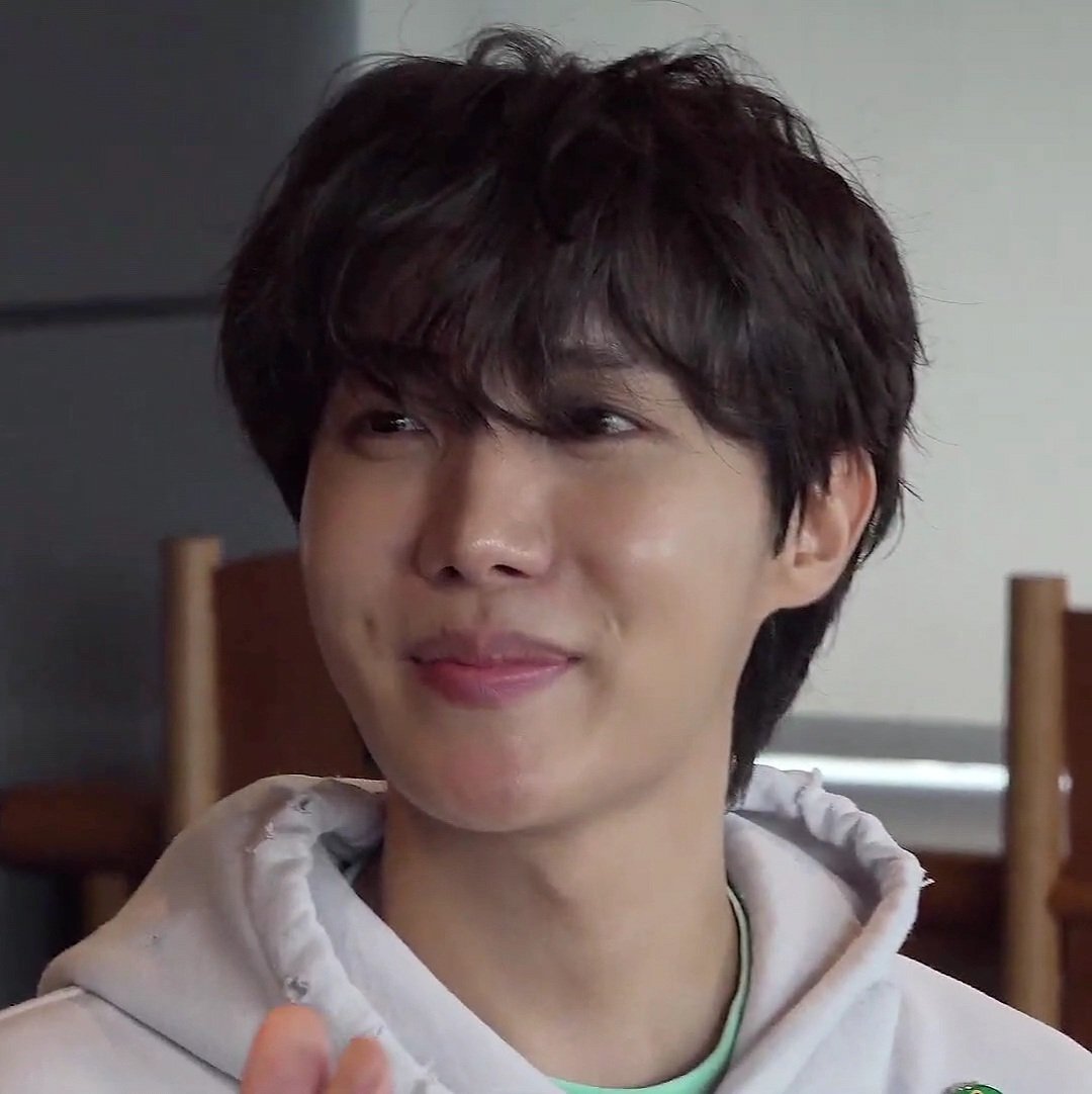 BTSTJ4SR133's tweet photo. @charts_k @BTS_twt Hobi's smile soo pretty 🥺💜🫶 https://t.co/RiuZkLhKyK
